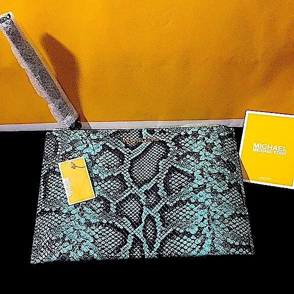 MICHAEL KORS EMBOSSED LEATHER CLUTCH WRISTLET(NWT) - Picture 2 of 11